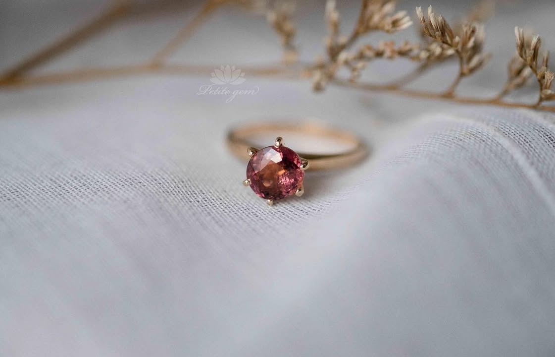 Anis – nhẫn tourmaline hồng chấu mảnh