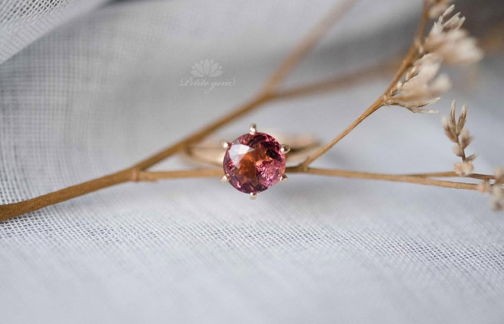 Anis – nhẫn tourmaline hồng chấu mảnh