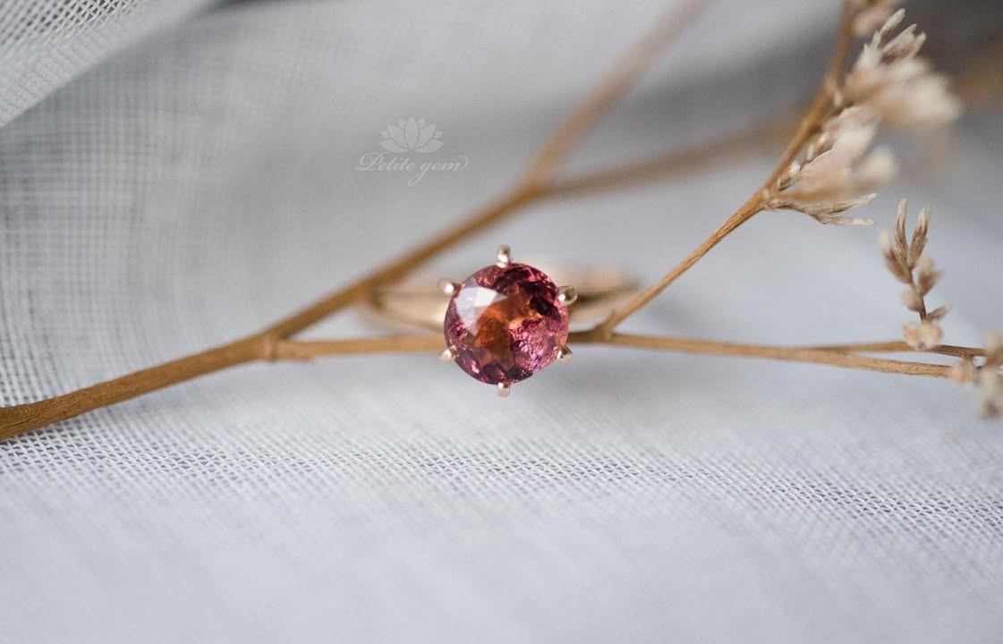Anis – nhẫn tourmaline hồng chấu mảnh