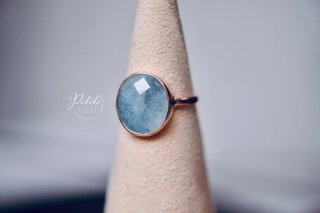 Nhẫn aquamarine oval viền