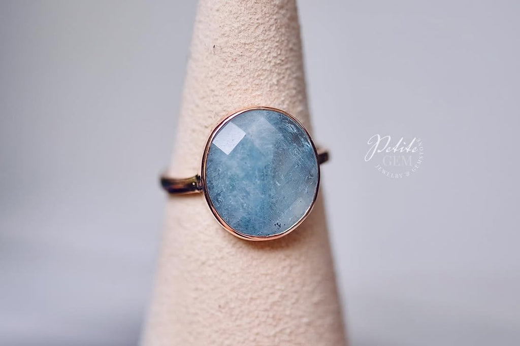 Nhẫn aquamarine oval viền