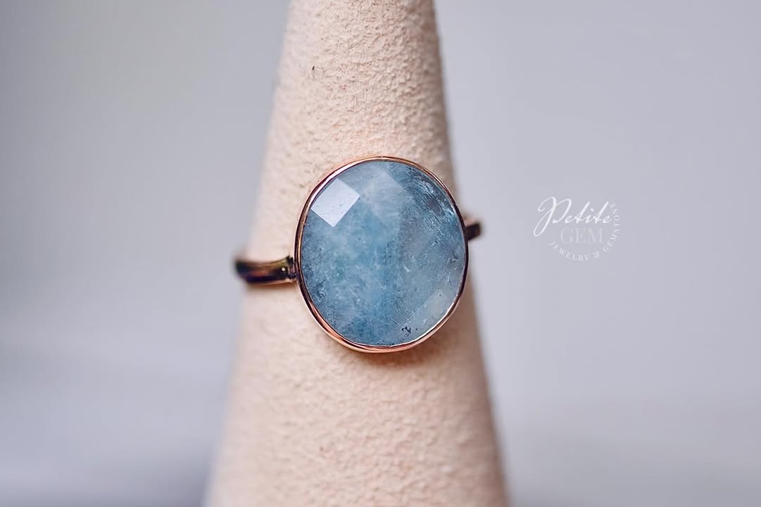 Nhẫn aquamarine oval viền