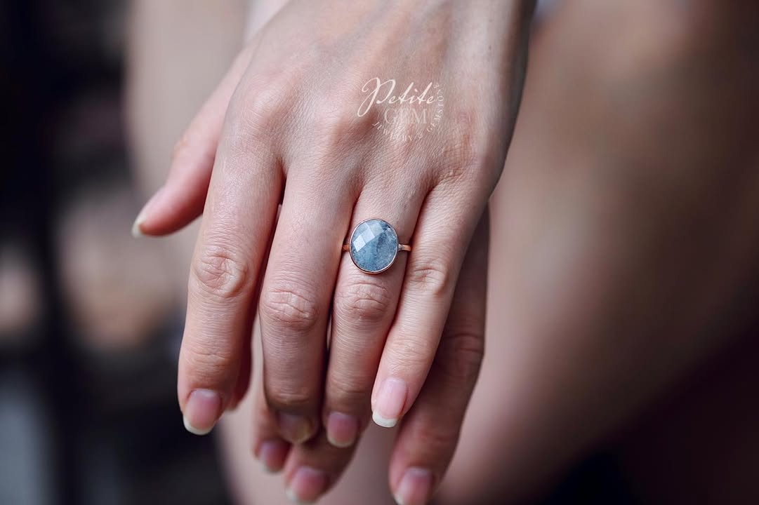Nhẫn aquamarine oval viền