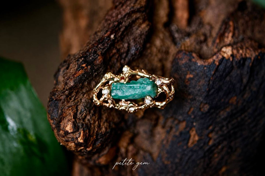 Nhẫn emerald thô đính kim cương khung vàng 10K thủ công
