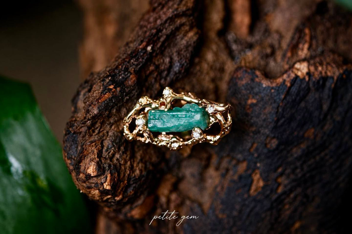 Nhẫn emerald thô đính kim cương khung vàng 10K thủ công