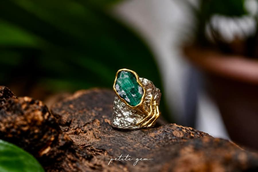 Nhẫn đá Emerald thô kết hợp vàng trắng và vàng 14K