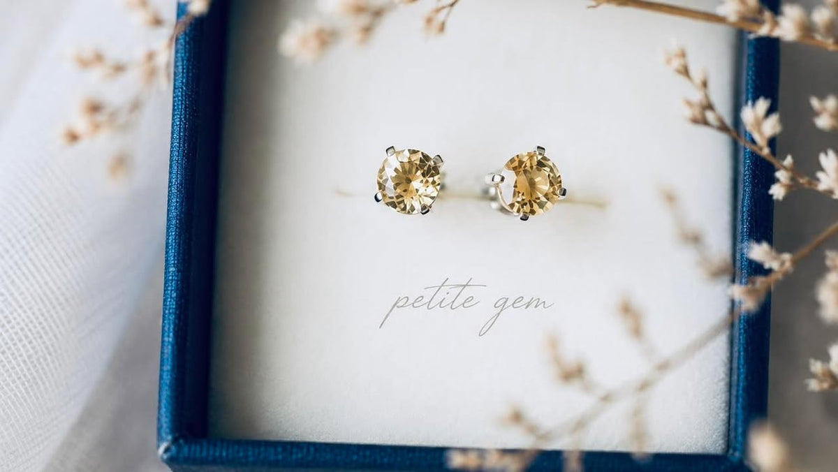 Khuyên tai nụ đá Citrine tròn 4mm viền vàng trắng