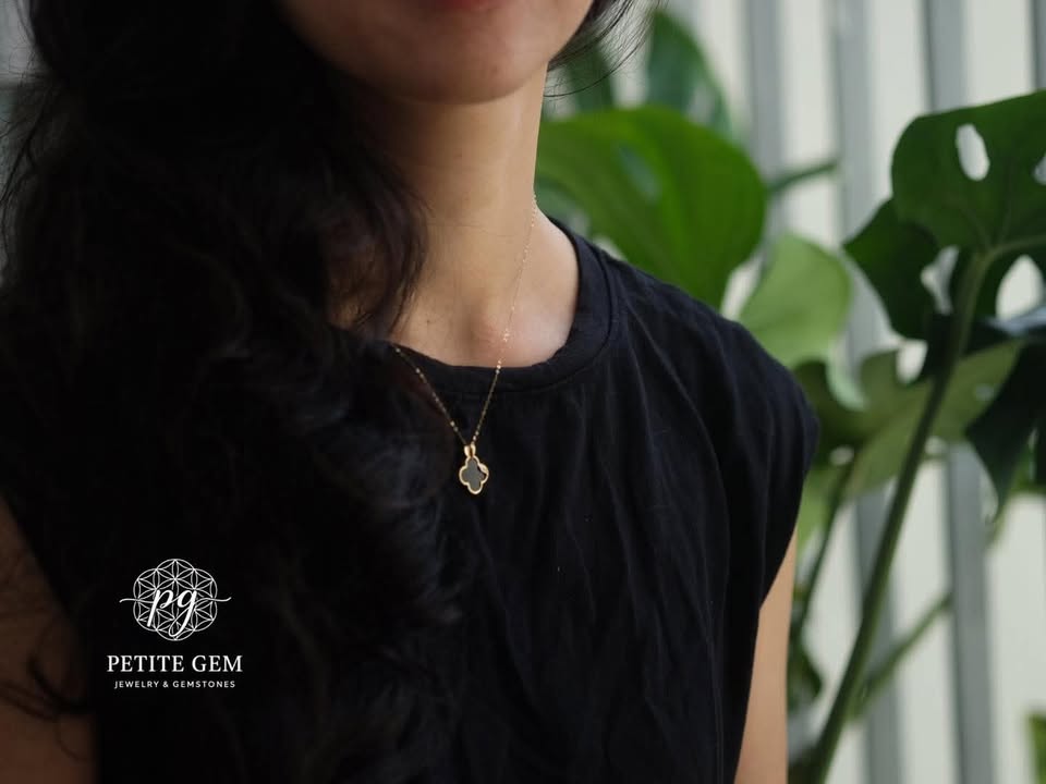 Mặt dây chuyền cỏ bốn lá đính đá onyx đen