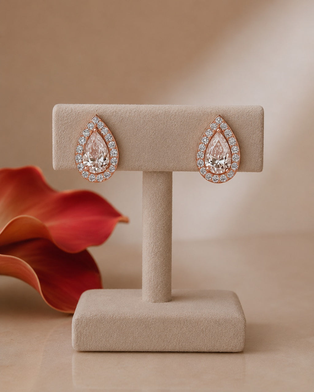 Bông tai giọt nước đá moissanite viền đá tròn màu vàng