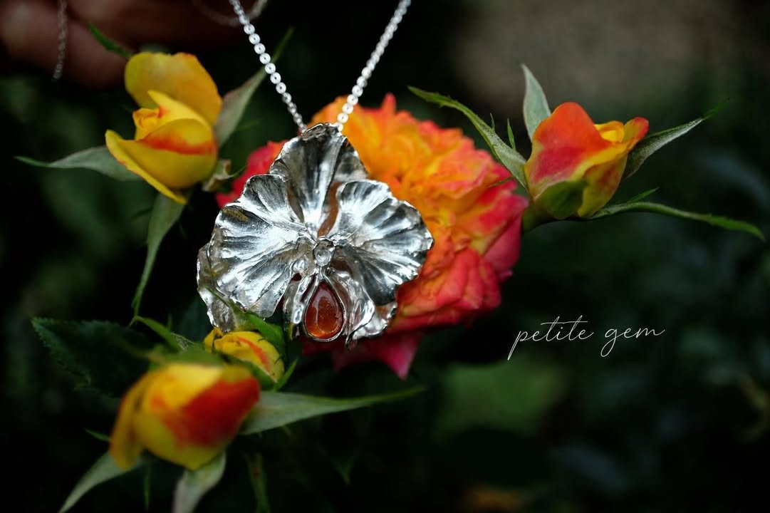 Dây chuyền hoa phong lan bạc phối đá Sunstone