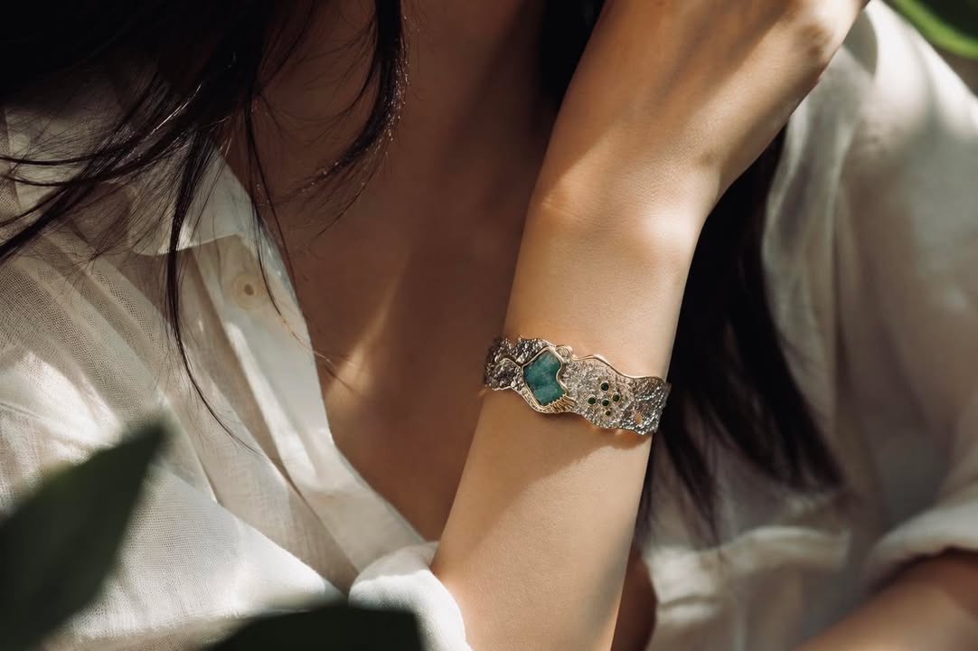 Vòng tay bạc emerald thô xanh