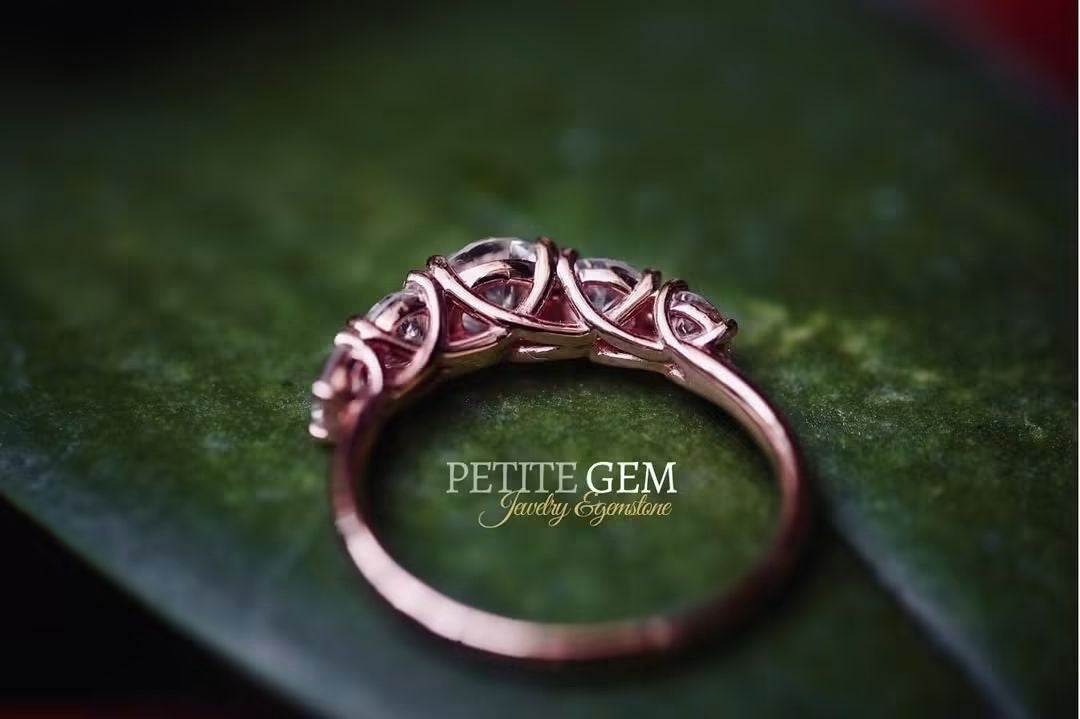 Nhẫn Moissanite 5 Viên Tròn Đơn Giản Sang Trọng