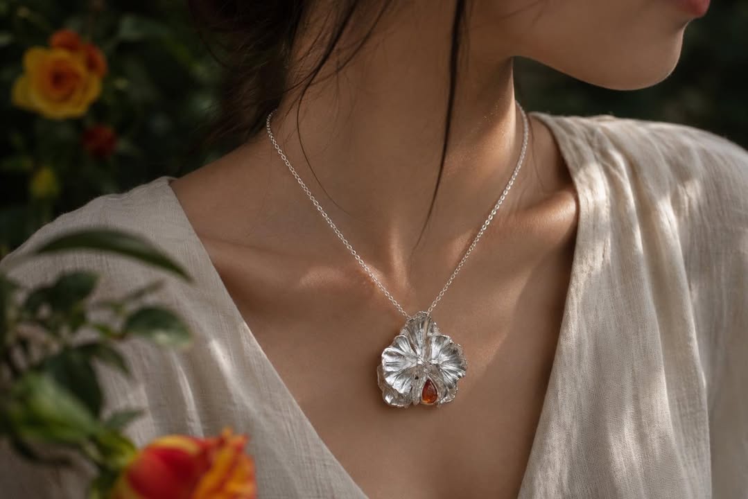 Dây chuyền hoa phong lan bạc phối đá Sunstone