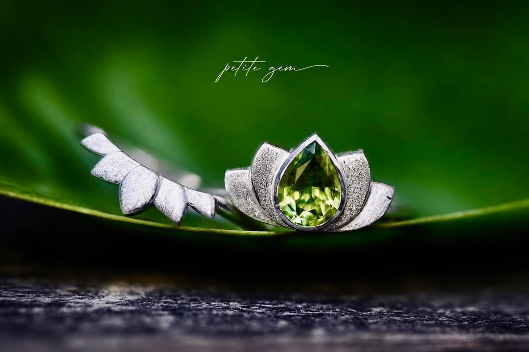 Nhẫn hoa sen 2 tầng đá peridot
