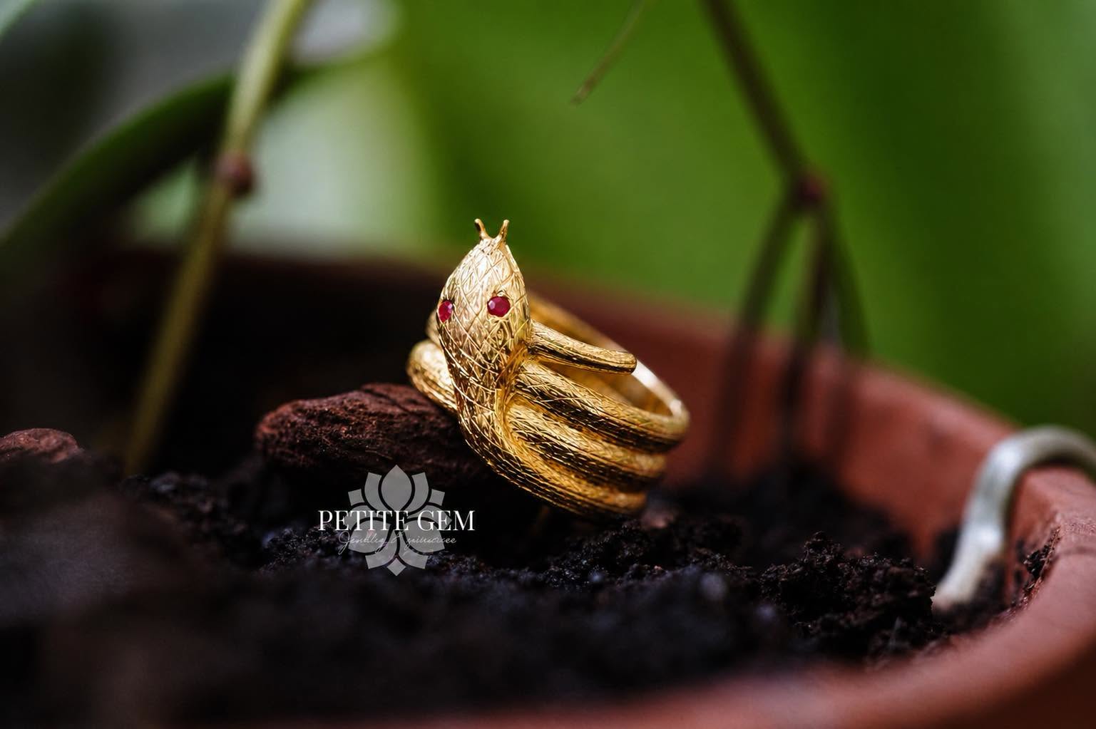 Nhẫn rắn 3 vòng motif mãng xà đá ruby vàng 10K