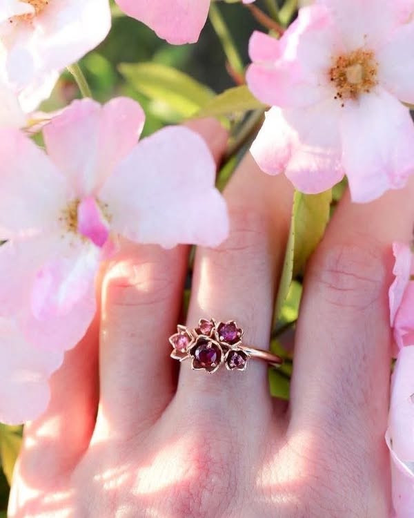 Nhẫn hoa lily đá garnet hồng đỏ