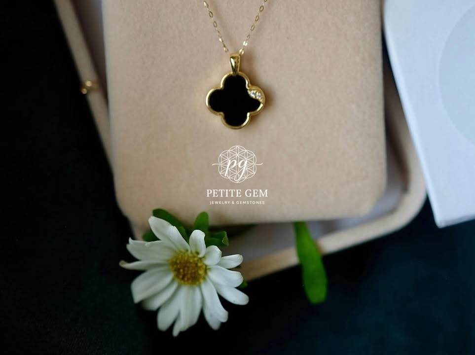 Mặt dây chuyền cỏ bốn lá đính đá onyx đen