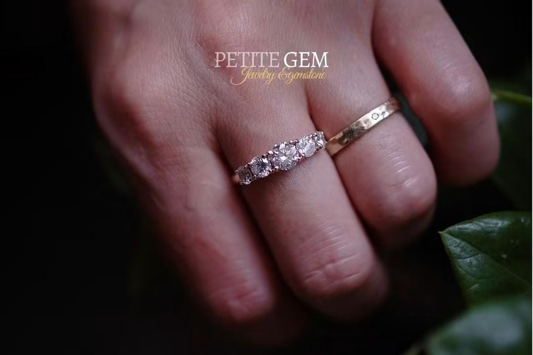 Nhẫn Moissanite 5 Viên Tròn Đơn Giản Sang Trọng