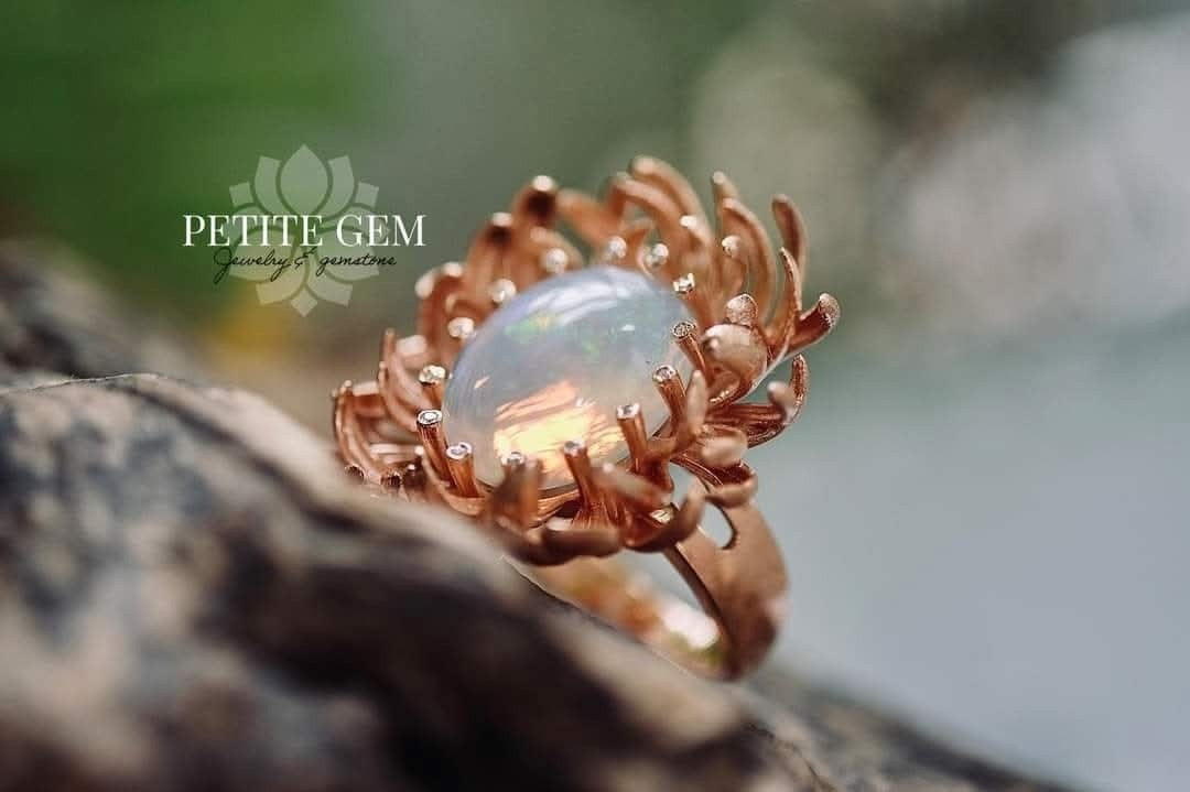 Nhẫn hoa cúc opal ánh bảy màu khung vàng 14K làm theo yêu cầu