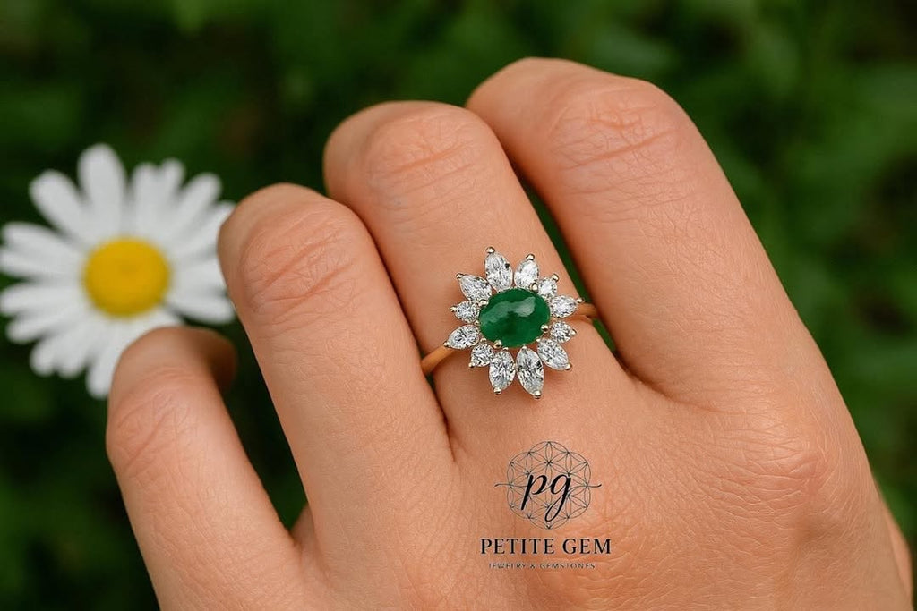 Nhẫn Emerald tròn xanh lá viền đá cắt marquise