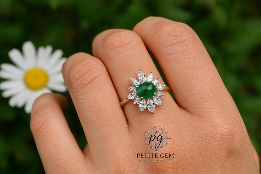 Nhẫn Emerald tròn xanh lá viền đá cắt marquise