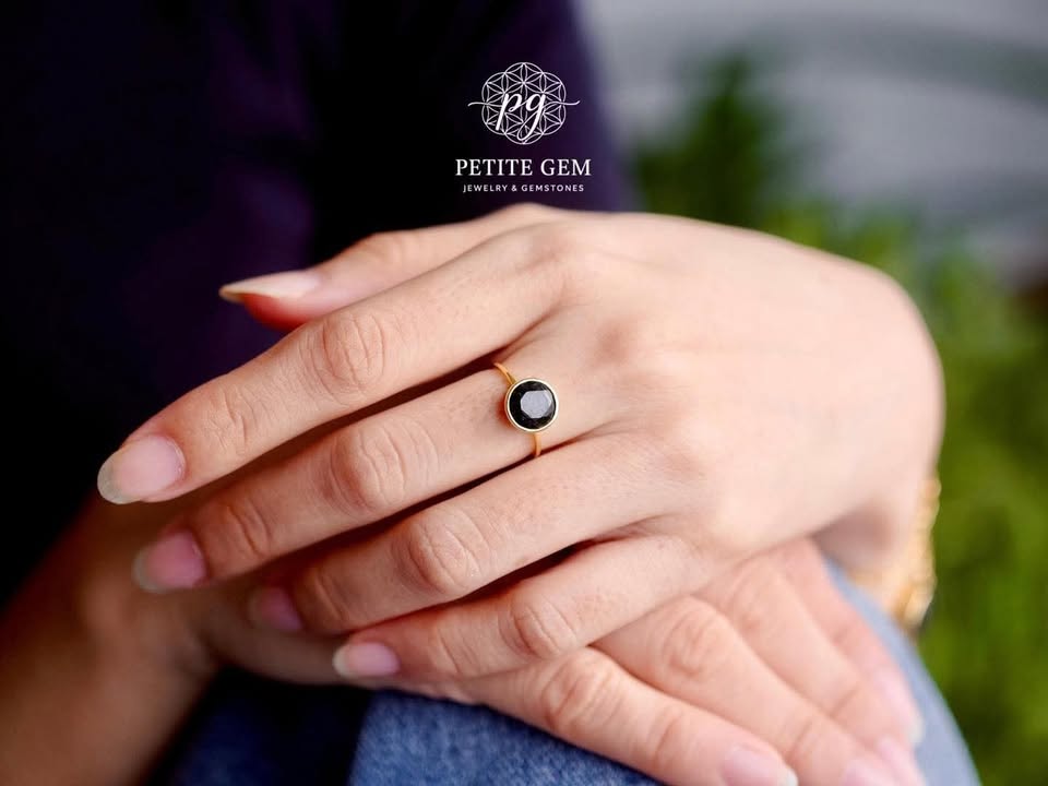 Nhẫn tròn thạch anh tóc đen đá tròn 7mm