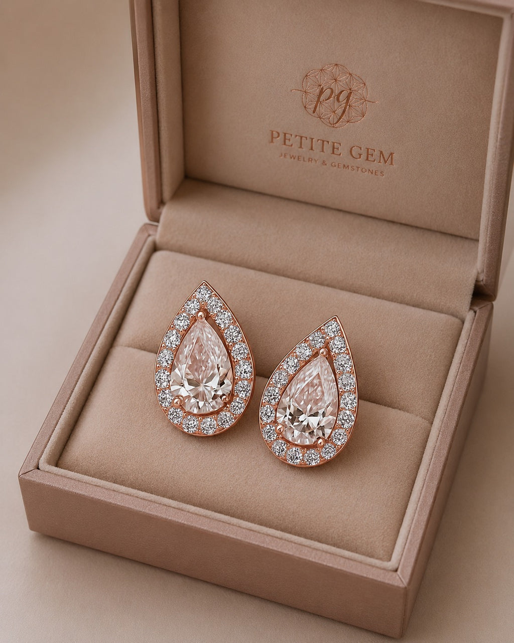Bông tai giọt nước đá moissanite viền đá tròn màu vàng
