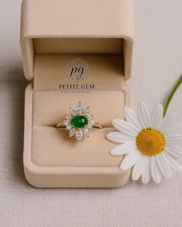 Nhẫn Emerald tròn xanh lá viền đá cắt marquise