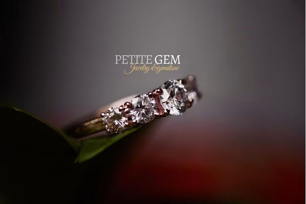 Nhẫn Moissanite 5 Viên Tròn Đơn Giản Sang Trọng