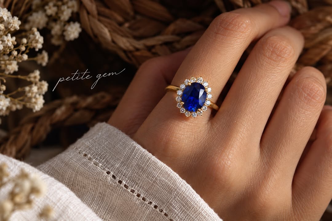 Nhẫn sapphire lab oval xanh đậm viền moissanite