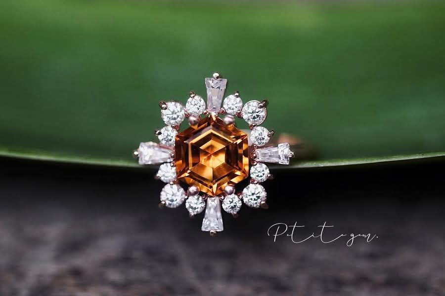 Nhẫn đá Citrine cắt lục giác phối đá Moissanite tinh tế