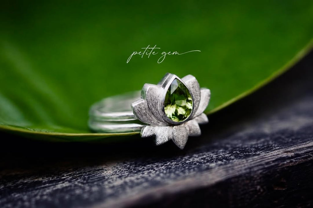 Nhẫn hoa sen 2 tầng đá peridot