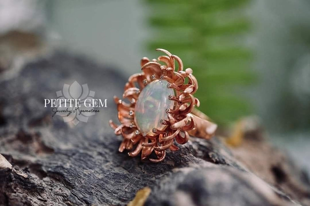 Nhẫn hoa cúc opal ánh bảy màu khung vàng 14K làm theo yêu cầu
