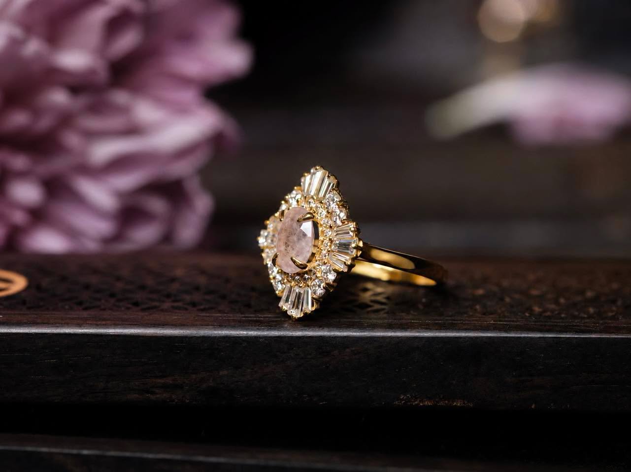 Nhẫn Morganite Oval Viền moissanite