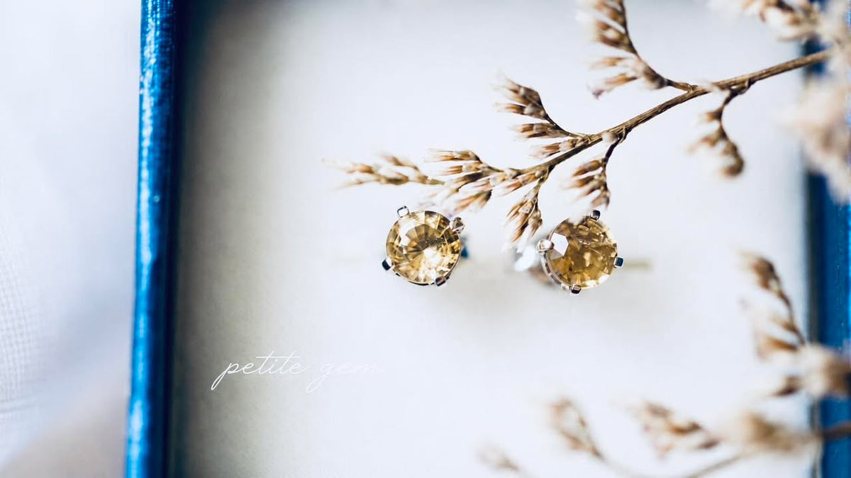 Khuyên tai nụ đá Citrine tròn 4mm viền vàng trắng