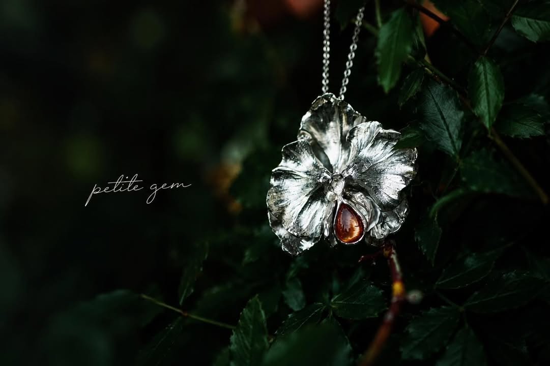 Dây chuyền hoa phong lan bạc phối đá Sunstone