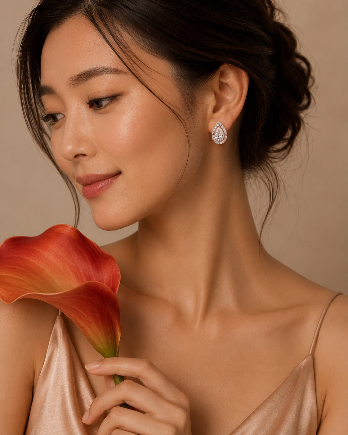 Bông tai giọt nước đá moissanite viền đá tròn màu vàng