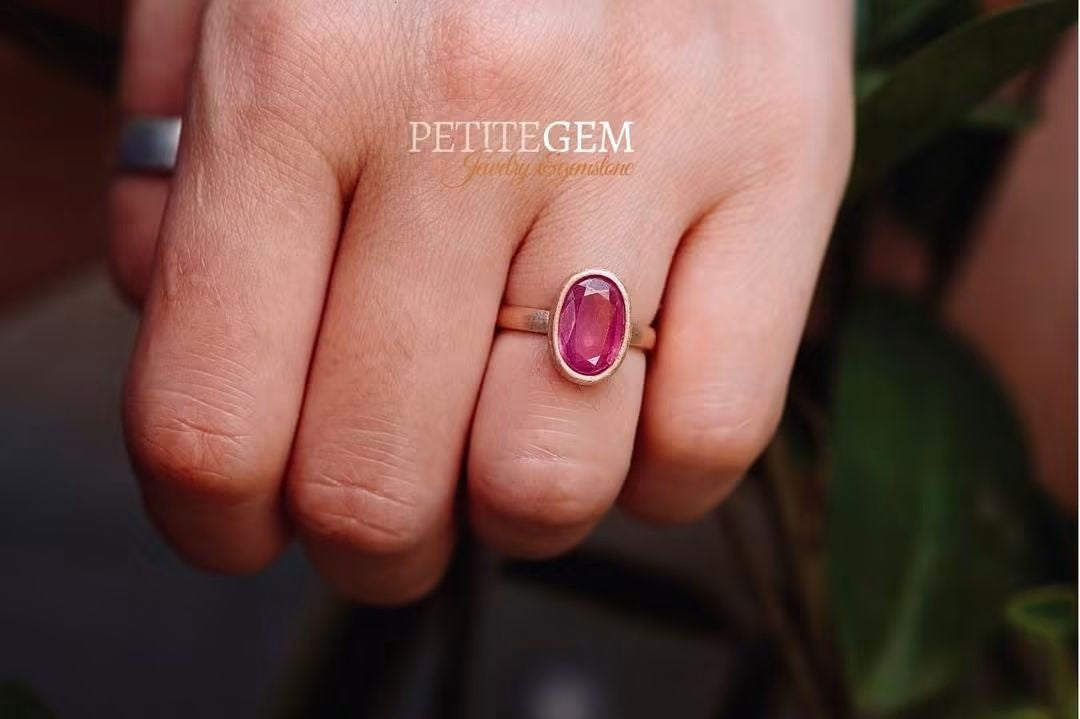 Nhẫn đá ruby thô oval màu đỏ hồng