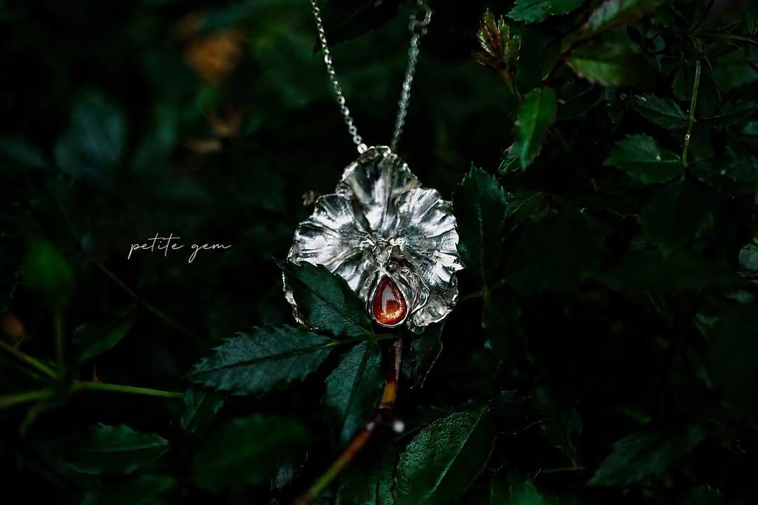 Dây chuyền hoa phong lan bạc phối đá Sunstone