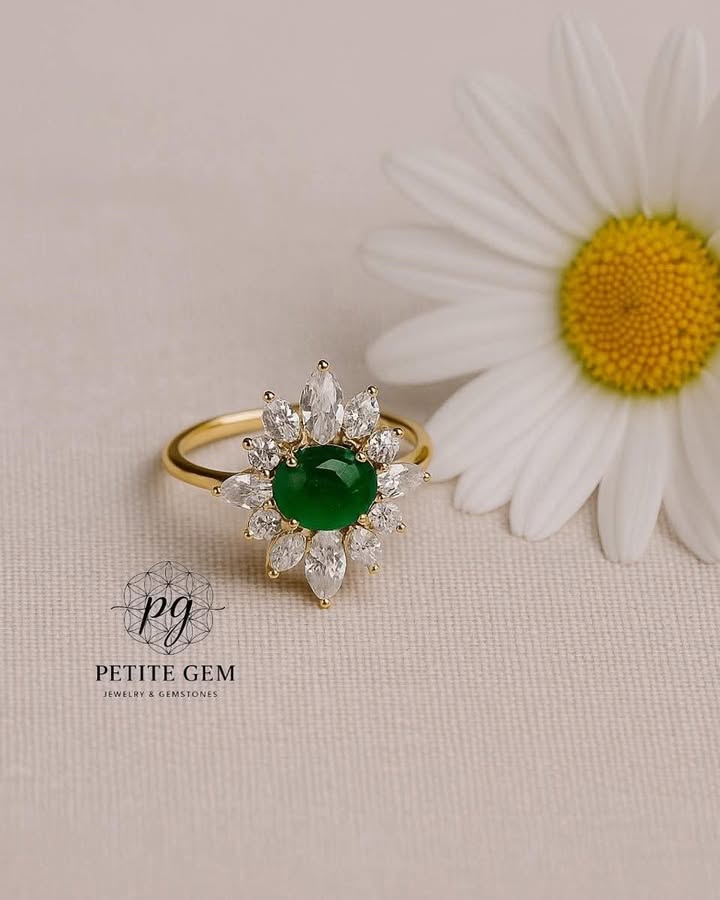 Nhẫn Emerald tròn xanh lá viền đá cắt marquise