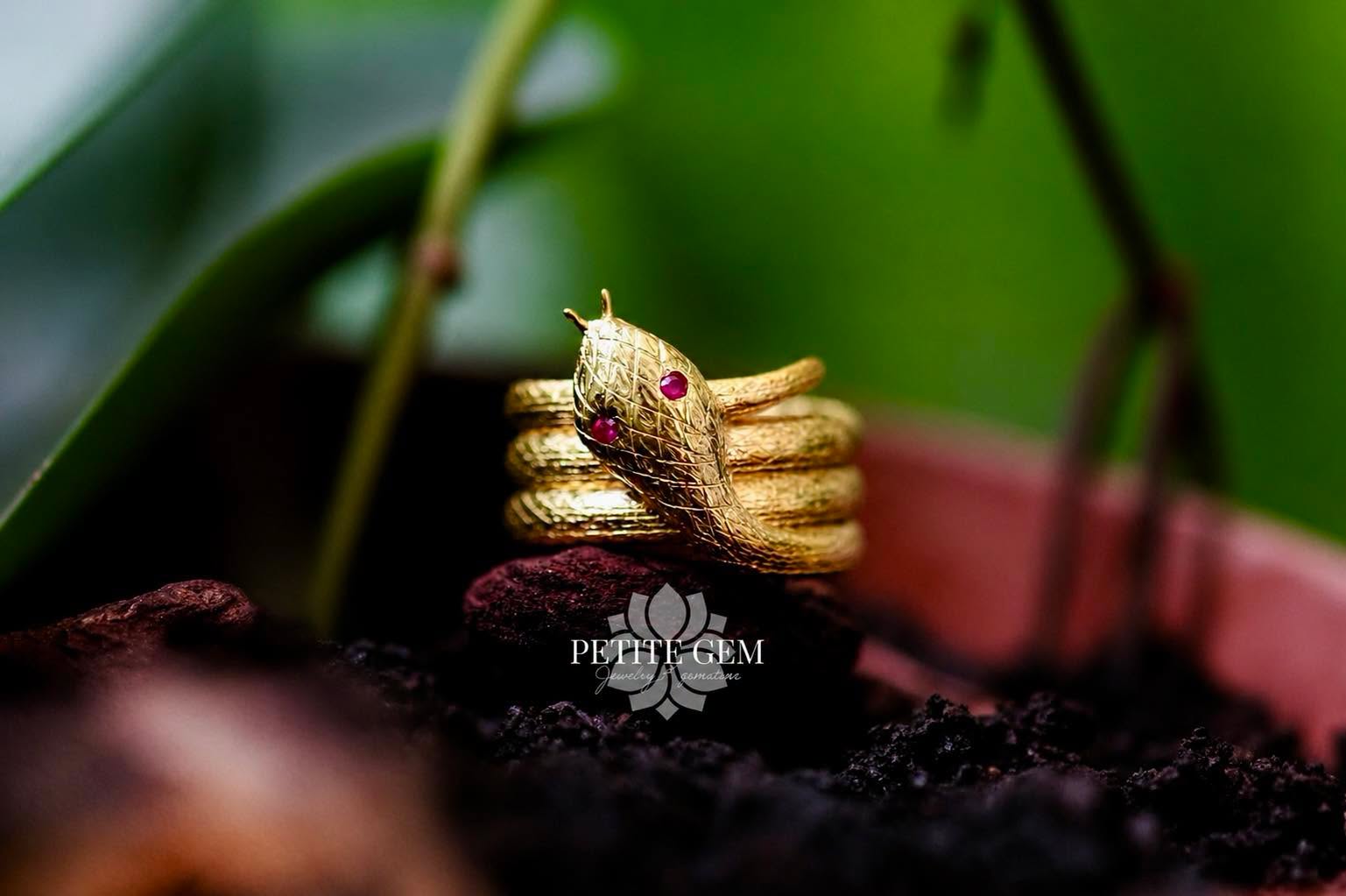Nhẫn rắn 3 vòng motif mãng xà đá ruby vàng 10K