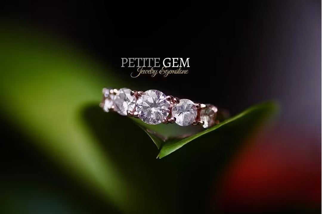 Nhẫn Moissanite 5 Viên Tròn Đơn Giản Sang Trọng