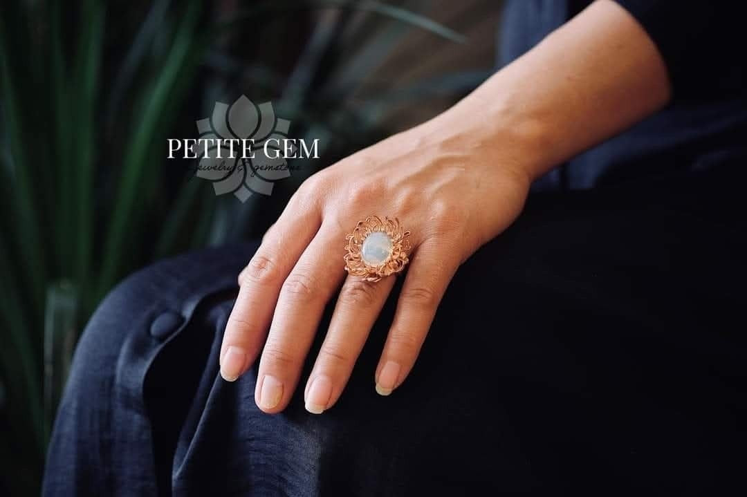 Nhẫn hoa cúc opal ánh bảy màu khung vàng 14K làm theo yêu cầu