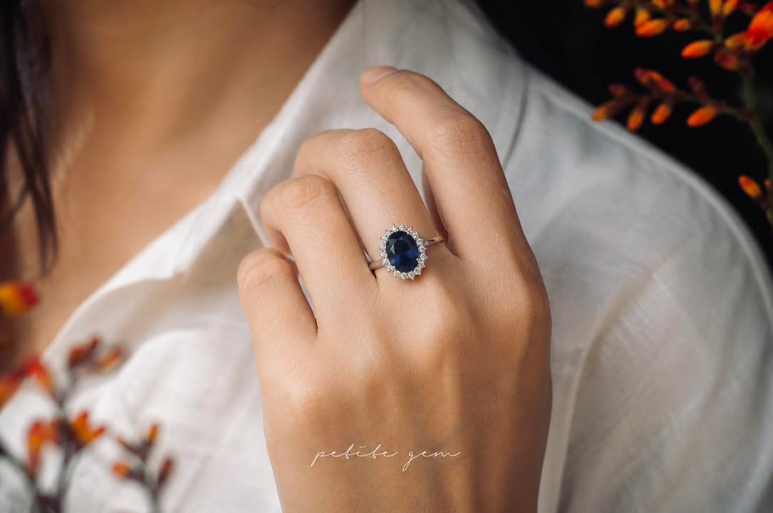 Nhẫn sapphire tự nhiên xanh oval viền kim cương vàng trắng