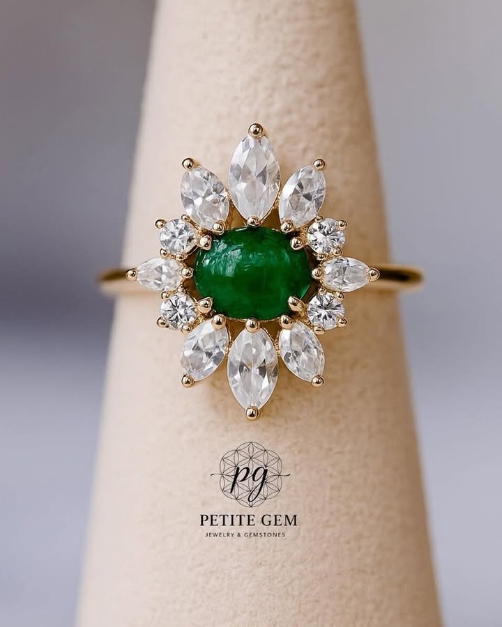 Nhẫn Emerald tròn xanh lá viền đá cắt marquise