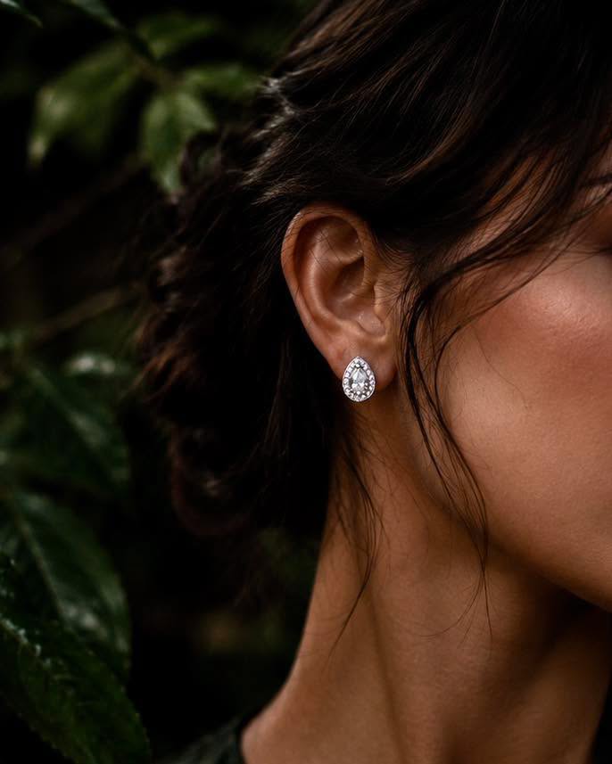 Bông tai giọt nước đá moissanite