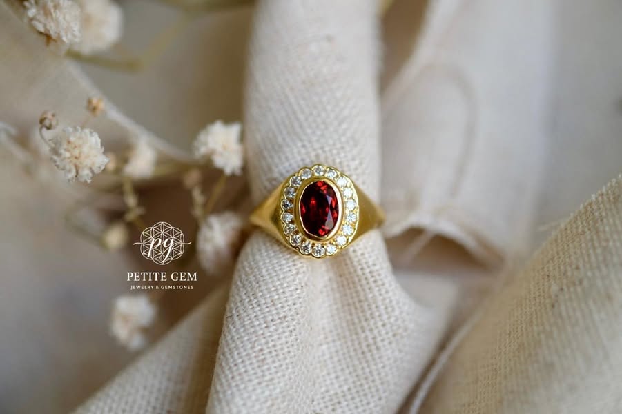Nhẫn Garnet Tinh Tế - Phong Cách Cổ Điển