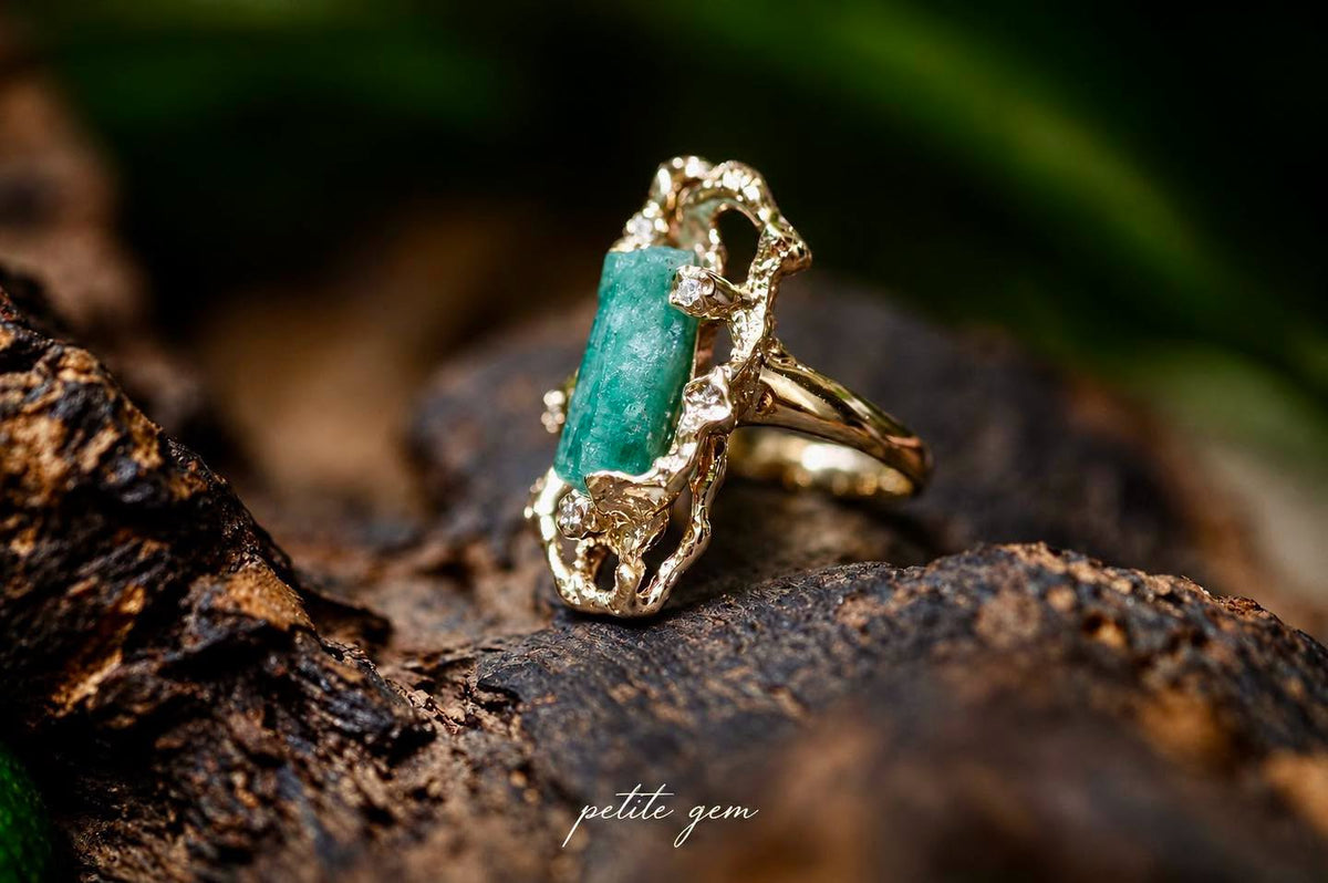 Nhẫn emerald thô đính kim cương khung vàng 10K thủ công