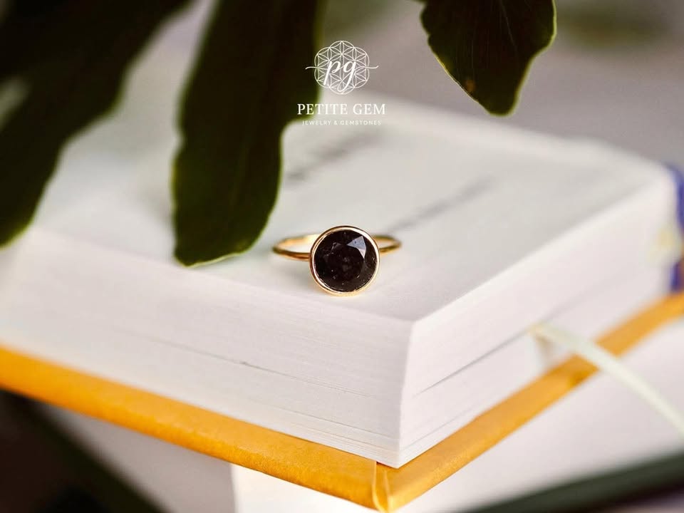 Nhẫn tròn thạch anh tóc đen đá tròn 7mm
