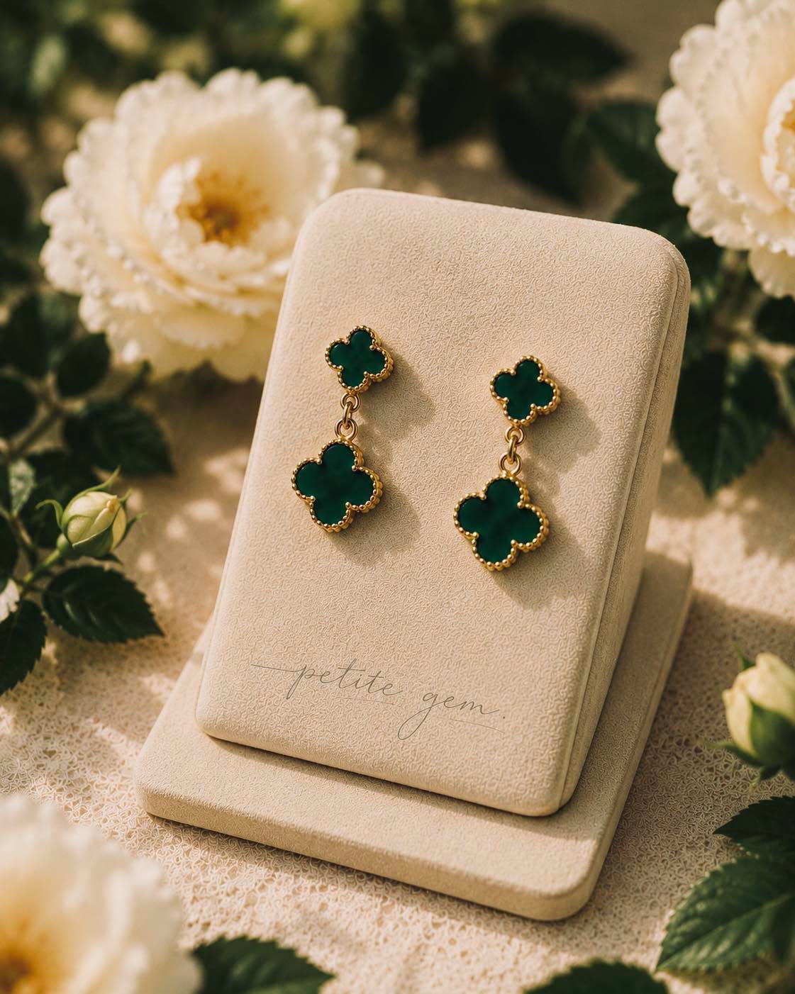 Khuyên tay cỏ 4 lá đá Chalcedony